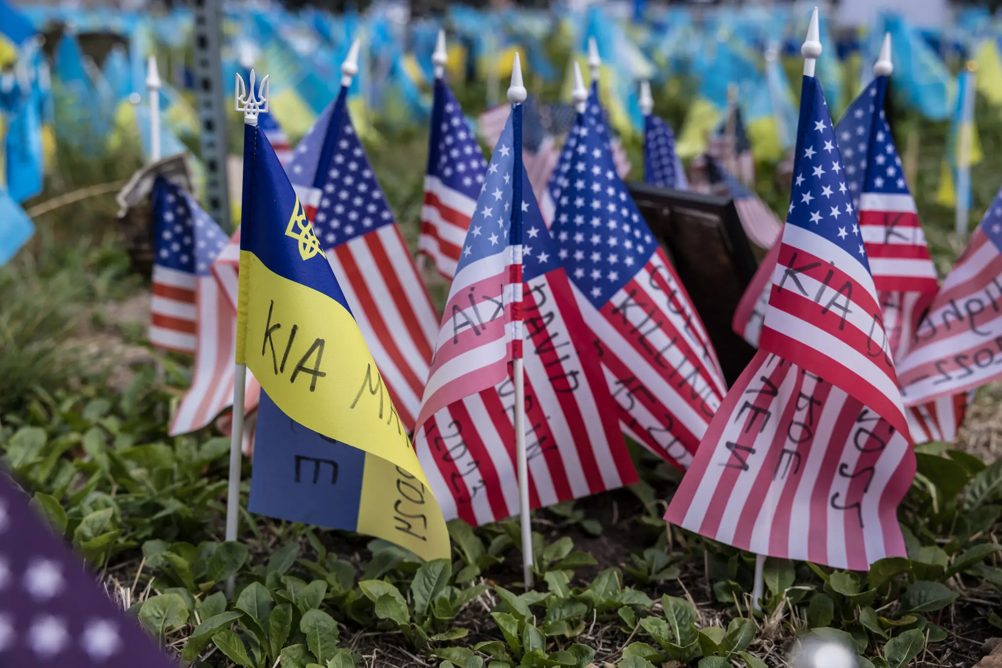 Американці та українці влаштували біля імпровізованого прапора меморіал загиблим воїнам.